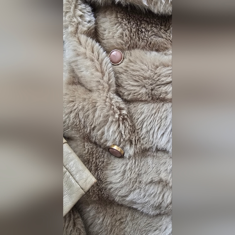 Vintage Fingerhut Fashion Faux Fur Tan Coat - Picture 5 of 9